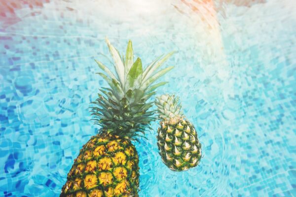 Agua de Piña con Hierbabuena: Una Bebida Natural y Refrescante para Acompañar una Alimentación Equilibrada
